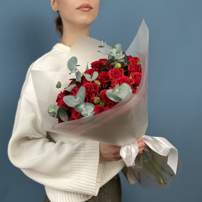 15 кустовых красных роз Рубикон 40 см